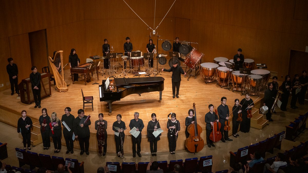 100th_kunion's tweet photo. [学内公演開催報告] 
「聴き伝わるもの、聴き伝えるもの―20世紀音楽から未来に向けて―」
・
10/03(土)、第21回目の公演となる「聴き伝わるもの、聴き伝えるもの」では、「静寂の中の豊穣 豊穣の中の静寂 ～生誕100年G.クルターグとM.フェルドマンを中心に〜」と題し、ルーマニア出身ハンガリーの現代音楽作曲家・ピアニストのクルターグ・ジェルジュ（1926～）、20世紀アメリカ、実験音楽を代表する作曲家のモートン・フェルドマン(1926～1987)の作品を中心に、宮内康乃氏のパフォーマンス作品、桑原ゆう先生の委嘱新作を初演とする公演となりました。
・
G.クルターグ「…クワジ・ウナ・ファンタジア…」作品27-1、M.フェルドマン「ロスコ・チャペル」を指揮されたのはキハラ良尚先生。
・
また宮内康乃氏の鍵盤ハーモニカのための作品「mimesis」、そして2026年度国立音楽大学委嘱作品として世界初演となる桑原ゆう先生の「間遠に」が演奏され、まさに未来の音楽の進化を感じさせる公演でした。
・
浮かんでは消える楽器の様々な奏法による音と響のマテリアル、付いては離れ行く楽器間の音像、刻々と紡がれ変化するリズムとの空間的な共鳴が満ち溢れ、印象的かつ充足的な時間体験を催す公演でした。　また演奏者と聴衆の向き合いの中で張り詰める緊張感と静粛が、より一層それらを惹きたてていた様に思えます。
各地より多くの皆様のご参加を頂き誠にありがとうございました。
・
※本公演は公益財団法人ロームミュージックファンデーション助成、NPO日本現代音楽協会、一般社団法人日本作曲科協議会の後援とご助力を頂き開催されました。
・
・
#国立音楽大学 #100周年 #作曲専修 #聴き伝 #現代音楽
