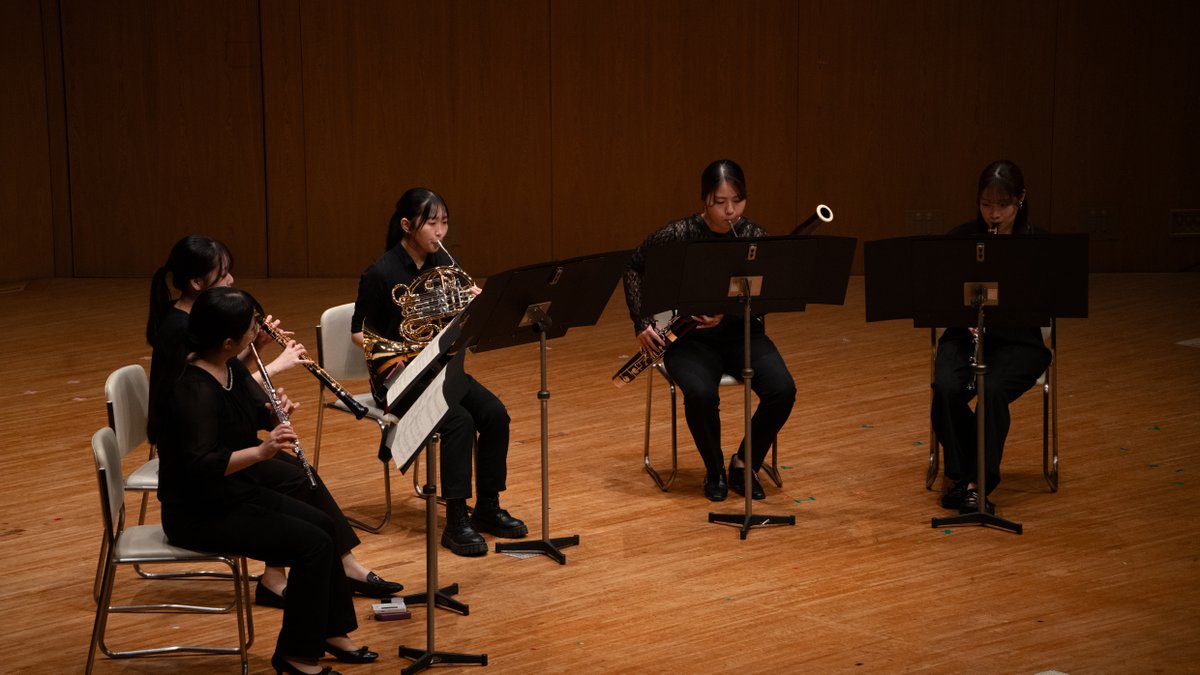 100th_kunion's tweet photo. [学内公演開催報告] 
「聴き伝わるもの、聴き伝えるもの―20世紀音楽から未来に向けて―」
・
10/03(土)、第21回目の公演となる「聴き伝わるもの、聴き伝えるもの」では、「静寂の中の豊穣 豊穣の中の静寂 ～生誕100年G.クルターグとM.フェルドマンを中心に〜」と題し、ルーマニア出身ハンガリーの現代音楽作曲家・ピアニストのクルターグ・ジェルジュ（1926～）、20世紀アメリカ、実験音楽を代表する作曲家のモートン・フェルドマン(1926～1987)の作品を中心に、宮内康乃氏のパフォーマンス作品、桑原ゆう先生の委嘱新作を初演とする公演となりました。
・
G.クルターグ「…クワジ・ウナ・ファンタジア…」作品27-1、M.フェルドマン「ロスコ・チャペル」を指揮されたのはキハラ良尚先生。
・
また宮内康乃氏の鍵盤ハーモニカのための作品「mimesis」、そして2026年度国立音楽大学委嘱作品として世界初演となる桑原ゆう先生の「間遠に」が演奏され、まさに未来の音楽の進化を感じさせる公演でした。
・
浮かんでは消える楽器の様々な奏法による音と響のマテリアル、付いては離れ行く楽器間の音像、刻々と紡がれ変化するリズムとの空間的な共鳴が満ち溢れ、印象的かつ充足的な時間体験を催す公演でした。　また演奏者と聴衆の向き合いの中で張り詰める緊張感と静粛が、より一層それらを惹きたてていた様に思えます。
各地より多くの皆様のご参加を頂き誠にありがとうございました。
・
※本公演は公益財団法人ロームミュージックファンデーション助成、NPO日本現代音楽協会、一般社団法人日本作曲科協議会の後援とご助力を頂き開催されました。
・
・
#国立音楽大学 #100周年 #作曲専修 #聴き伝 #現代音楽