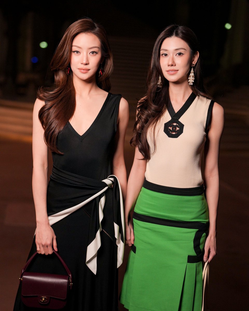 EverydaynewsTH's tweet photo. นางฟ้า CHANEL อวดลุคฟรอนต์โรว์ ของ "ลีน่า-หมิว" แขกคนสำคัญของ CHANEL เข้าร่วมชมแฟชั่นโชว์ CHANEL Spring/Summer 2027 ณ Paris Fashion Week 

#EVERYDAYth #LenaMiu
#LalinaLena #MiuNatsha
#CHANELSS27xLenaMiu
#CHANELSpringSummer
#CHANEL https://t.co/fAzOmqG7Pj