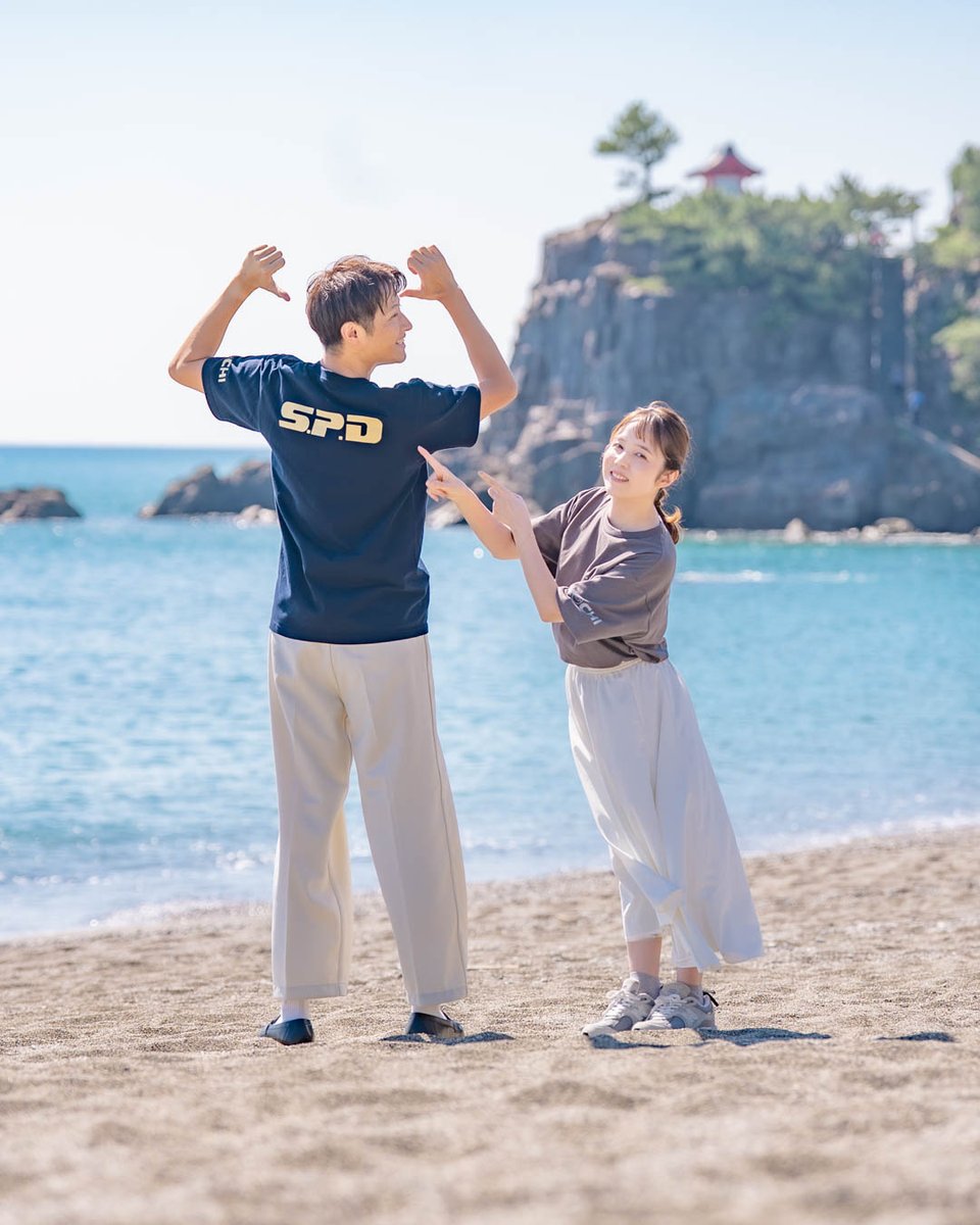 yobunsai_2026's tweet photo. スーパー戦隊レジェンドヒストリー展in高知
開幕まであと４日！
オリジナルグッズ販売決定！＆来場者抽選ノベルティ情報！

#菊地美香　さん　#吉田友一　さん
がデザイン監修したS.P.D(Special Police Dekaranger)×高知Tシャツ。
普段使いしやすいシックなデザインです🌟
限定色のネイビー＆グレーは10月11日(日)以降の来場者に抽選であたるチャンス！

※10月10日(土)のご来場者には、抽選ではなく全員にオリジナルステッカーをお配りします。
※「高知特撮サミット」のご参加者には、別のプレゼントチャンスがありますのでお楽しみに。
※そのほかの商品の詳細については続報をお待ちください。

#よさこい高知文化祭2026
#よさぶん
#デカレンよさぶん
#スーパー戦隊レジェンドヒストリー展in高知