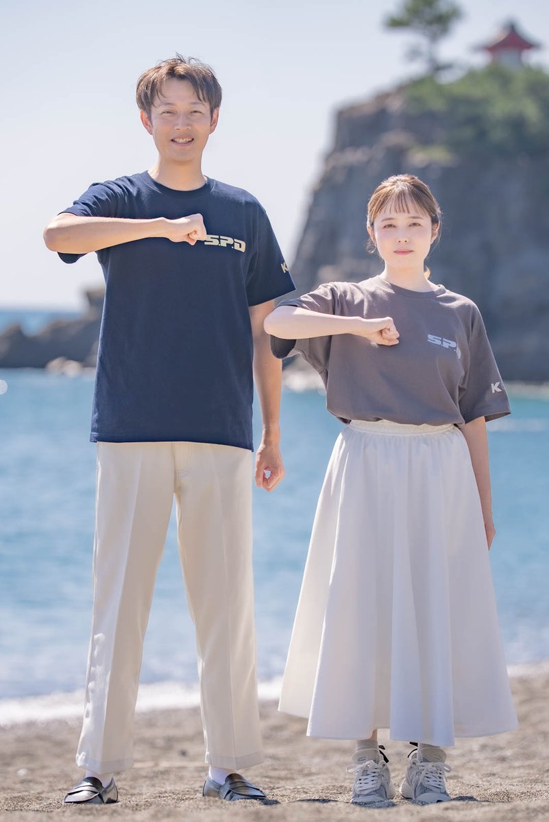 yobunsai_2026's tweet photo. スーパー戦隊レジェンドヒストリー展in高知
開幕まであと４日！
オリジナルグッズ販売決定！＆来場者抽選ノベルティ情報！

#菊地美香　さん　#吉田友一　さん
がデザイン監修したS.P.D(Special Police Dekaranger)×高知Tシャツ。
普段使いしやすいシックなデザインです🌟
限定色のネイビー＆グレーは10月11日(日)以降の来場者に抽選であたるチャンス！

※10月10日(土)のご来場者には、抽選ではなく全員にオリジナルステッカーをお配りします。
※「高知特撮サミット」のご参加者には、別のプレゼントチャンスがありますのでお楽しみに。
※そのほかの商品の詳細については続報をお待ちください。

#よさこい高知文化祭2026
#よさぶん
#デカレンよさぶん
#スーパー戦隊レジェンドヒストリー展in高知