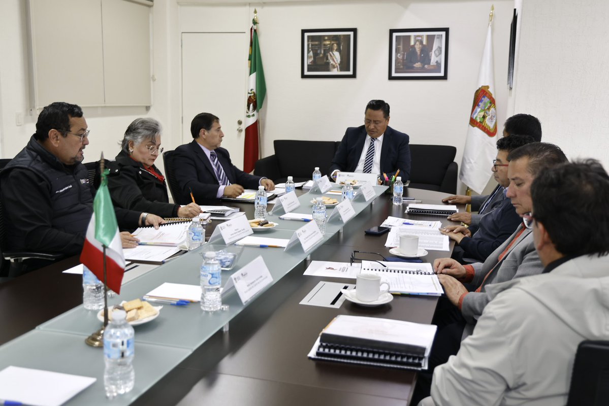 secti_edomex's tweet photo. 🖊️ Llevamos a cabo una reunión con el Prof. Jenaro Martínez Reyes, secretario general del @SMSEMmx, para el análisis de Estímulos por Decanato 2026, donde revisamos las postulaciones de maestras y maestros con 25 años o más de servicio.👩🏻‍🏫👨🏻‍🏫

#ElPoderDeLaEducación
#ElPoderDeServir https://t.co/VKIq6ssNEc