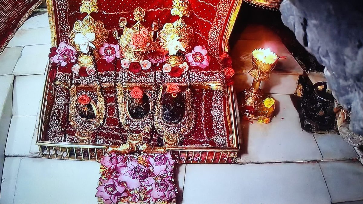DrVikasPadha's tweet photo. 🌹🌹🌹🌹🌹🌹🌹🌹

🌺 ॥  ॐ ऐं ह्रीं क्लीं चामुण्डायै विच्चै ॥ 🌺

🙏  श्री माता वैष्णो रानी जी के आज के पावन पिंडी स्वरूप दिव्य एवं अलौकिक दर्शन 🙏
🔔  आपका दिन शुभ, मंगलमय एवं आनंदमय हो।🔔

🚩🙏 शुभ मंगलवार 🙏🚩
#जय_माता_दी 🙏🏻🙏🏻🙏🏻
🌹🌹🌹🌹🌹🌹🌹 https://t.co/33YG9nUkz1