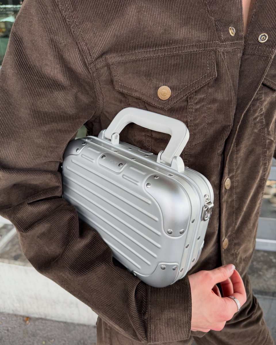 _muffinp's tweet photo. เบบี๋มี Airport Look กับ Rimowa ด้วย หล่อมานิ่คับ!!💙

#PPKritt #RIMOWA @rimowa 
#RIMOWAEssential #RIMOWAColours https://t.co/zIoydItYVQ