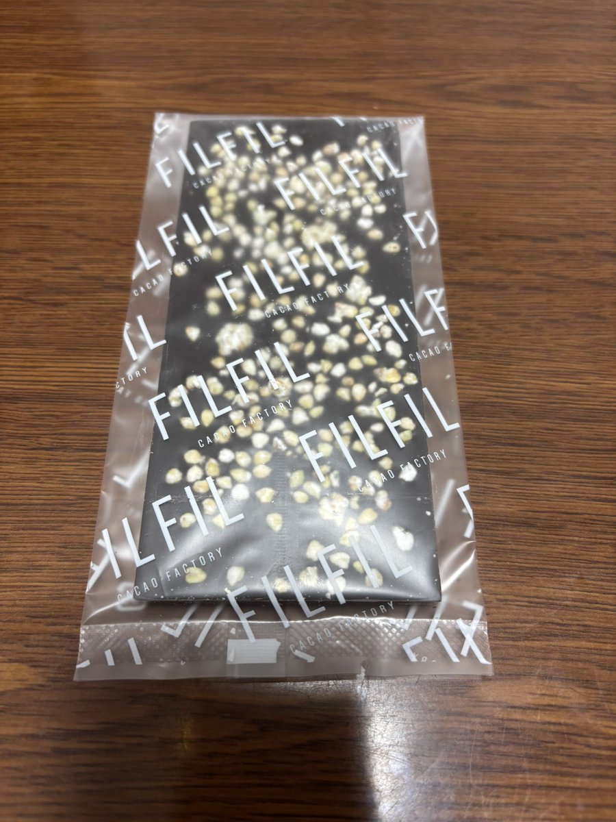 ZOKUBUTSU__'s tweet photo. 自分のための金沢土産
フィルフィルカカオファクトリー
加賀棒茶61%ダークチョコレート🍫
気をつけてたつもりがめっちゃ割れてたけど今まで食べた板チョコの中で一番美味かったわ
この一枚で1,900円だけど
お皿はヤマザキ春のパンまつりの皿です https://t.co/J6ZGrfYy5g