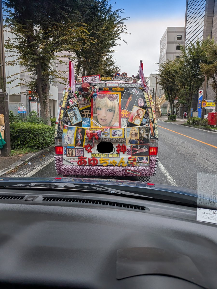 oichian0724's tweet photo. ちょw
船橋いるんだけど、目の前に浜崎あゆみおるwww

何の車だこれ？ https://t.co/viRIceBpB5