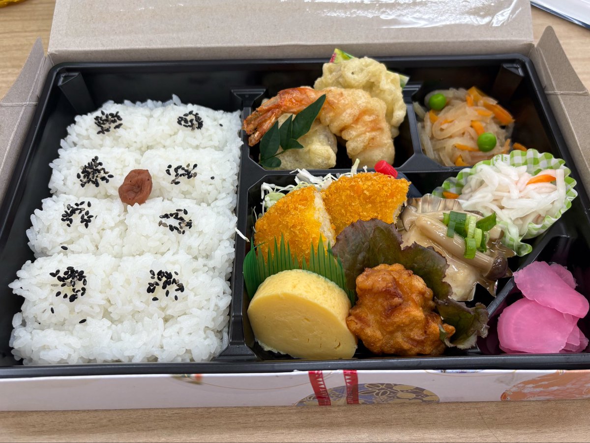 WindRideryfx's tweet photo. 今日は会議で、昼食にお弁当🍱出ました。
ラッキー✌️。

どれどれ、消費期限１０月６日。
なに！賞味期限じゃなくて消費期限！

早く食べないと。 https://t.co/2f6k06bdtJ