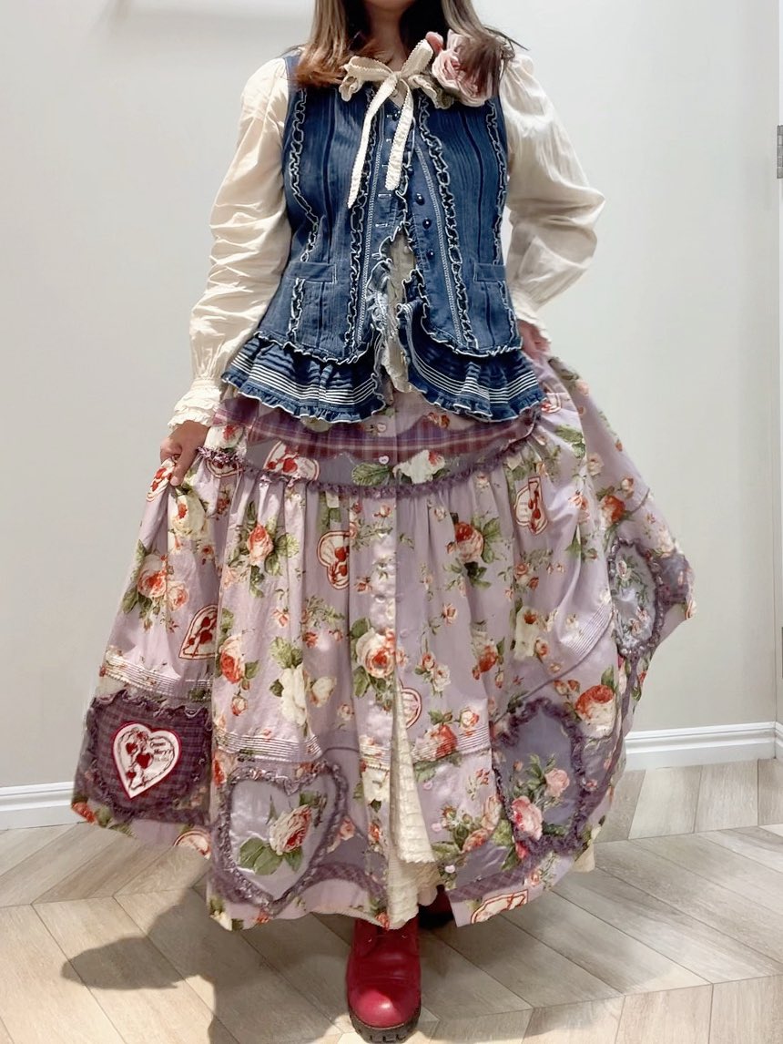 PH_sapporo's tweet photo. 🥀クイーンメアリーズプリントパッチワークスカート🥀
履いてみるとこんな感じ〜パープルバージョン〜
#pinkhouse
#sapporotokyu
#クイーンメアリーズ
#薔薇刺繍 
#久々に着用画撮影してみた
#スカート以外奈良私物です https://t.co/PejTIgPjMh