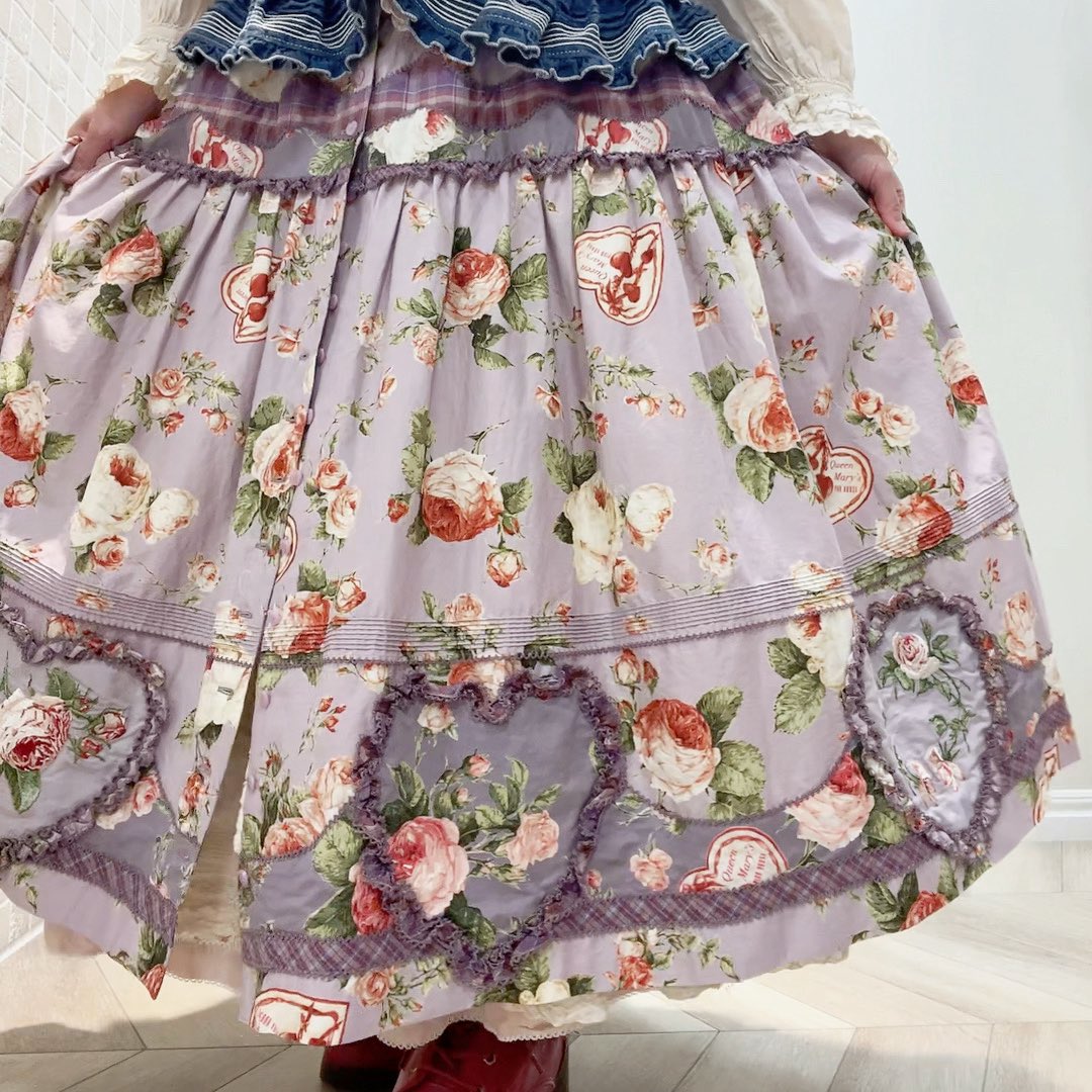 PH_sapporo's tweet photo. 🥀クイーンメアリーズプリントパッチワークスカート🥀
履いてみるとこんな感じ〜パープルバージョン〜
#pinkhouse
#sapporotokyu
#クイーンメアリーズ
#薔薇刺繍 
#久々に着用画撮影してみた
#スカート以外奈良私物です https://t.co/PejTIgPjMh