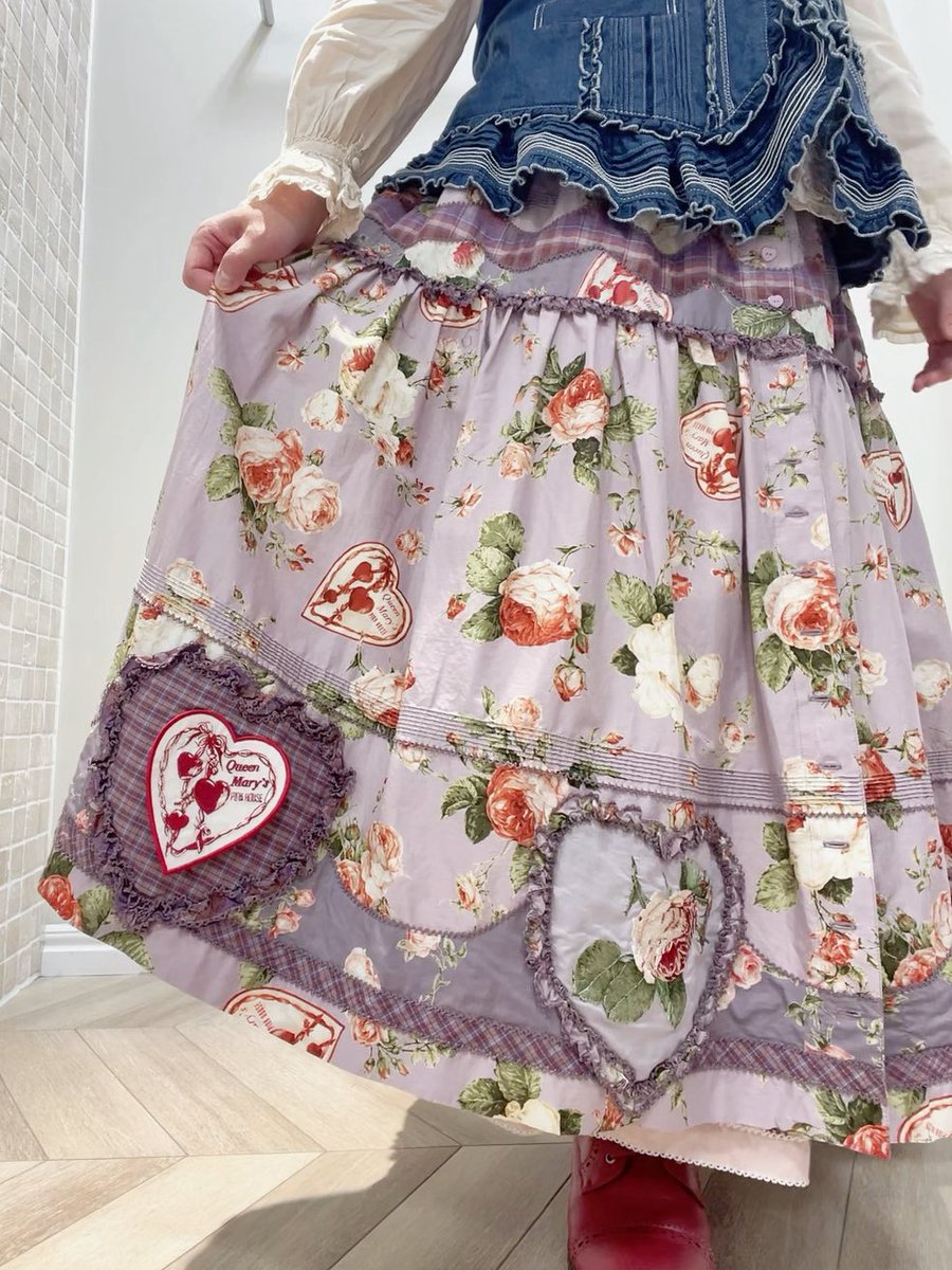 PH_sapporo's tweet photo. 🥀クイーンメアリーズプリントパッチワークスカート🥀
履いてみるとこんな感じ〜パープルバージョン〜
#pinkhouse
#sapporotokyu
#クイーンメアリーズ
#薔薇刺繍 
#久々に着用画撮影してみた
#スカート以外奈良私物です https://t.co/PejTIgPjMh