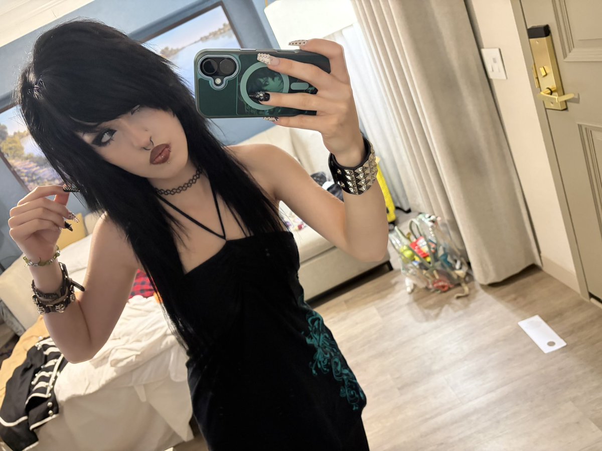 kaycelovesyou's tweet photo. i only took a pic of my aftershock outfit on day 1 and u can only see the top #oops https://t.co/1eTGFbYmiw