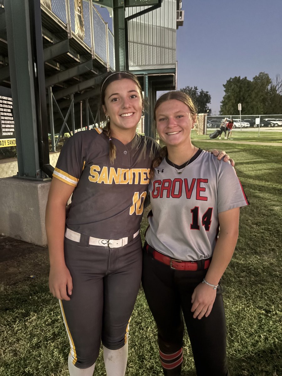 TulsaElite2829's tweet photo. Teammates!! Two of our 2028s👯‍♀️🔥🤩🧡🖤 <—@CarleeB13360 @RHanes2028 —> https://t.co/3k8UH3pfO6