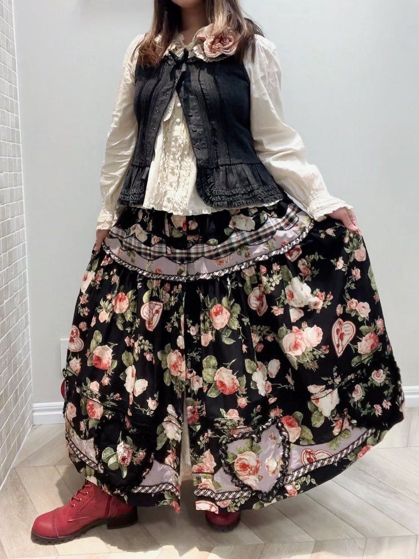 PH_sapporo's tweet photo. 🥀クイーンメアリーズプリントパッチワークスカート🥀
履いてみるとこんな感じ〜クロバージョン〜
#pinkhouse
#sapporotokyu
#クイーンメアリーズ
#薔薇刺繍 
#久々に着用画撮影してみた
#スカート以外奈良私物です https://t.co/D4gHTQLNVh