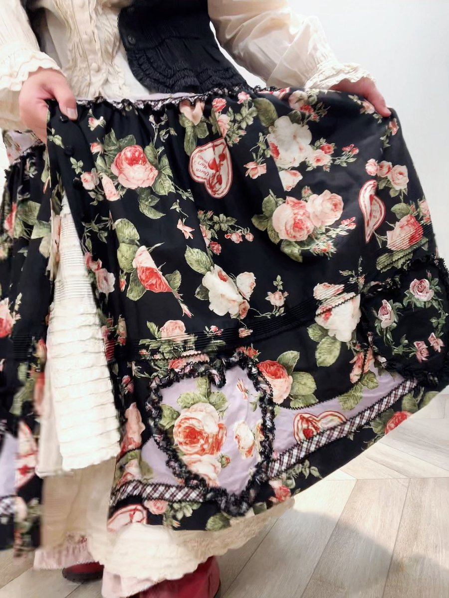 PH_sapporo's tweet photo. 🥀クイーンメアリーズプリントパッチワークスカート🥀
履いてみるとこんな感じ〜クロバージョン〜
#pinkhouse
#sapporotokyu
#クイーンメアリーズ
#薔薇刺繍 
#久々に着用画撮影してみた
#スカート以外奈良私物です https://t.co/D4gHTQLNVh