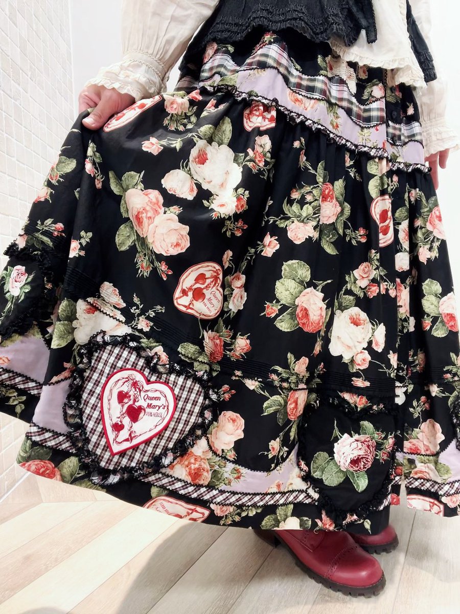 PH_sapporo's tweet photo. 🥀クイーンメアリーズプリントパッチワークスカート🥀
履いてみるとこんな感じ〜クロバージョン〜
#pinkhouse
#sapporotokyu
#クイーンメアリーズ
#薔薇刺繍 
#久々に着用画撮影してみた
#スカート以外奈良私物です https://t.co/D4gHTQLNVh