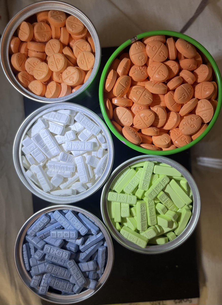 silent_qua's tweet photo. So I was wondering what crazy drug cocktails you guys did and went to work on? One time I crushed and mixed adderalls and Xanax(Cloud Rush Cocktail) and had a blast💥 

#drugtwt #xanax #xantwt #adderalls https://t.co/cThYLS41L0