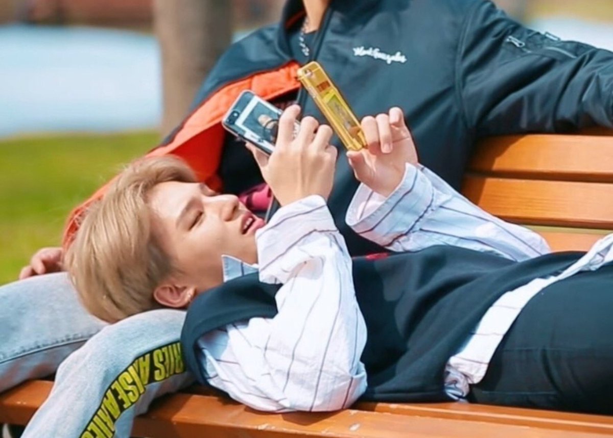 iisaawsn's tweet photo. When they had each other’s polaroids in the backs of their phones😭😭 https://t.co/WiFMdu2CJh