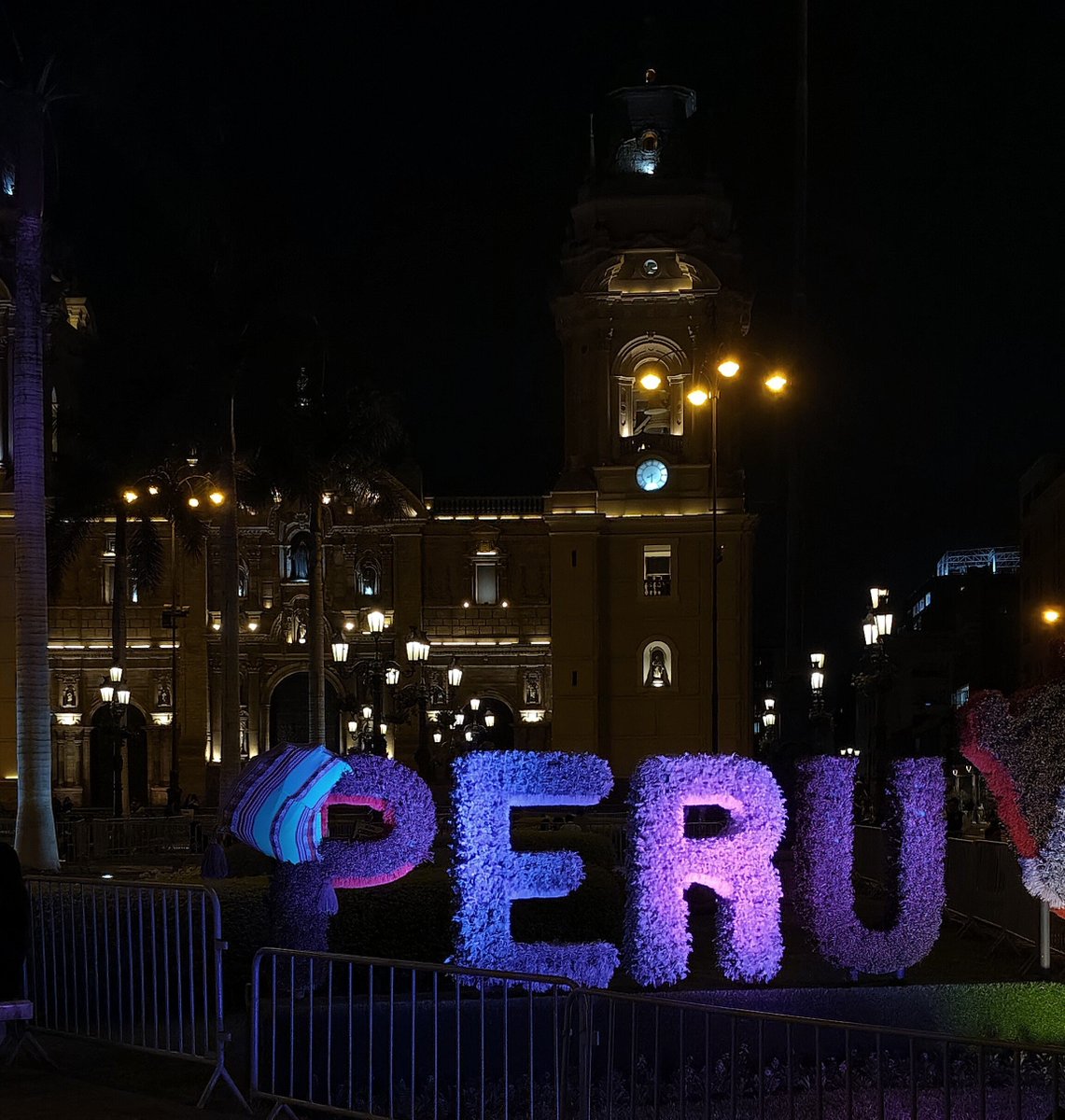 sbmarby's tweet photo. La Plaza de Armas también estuvo de morado 😭😭💜💜💜 https://t.co/xeiW7A59FS