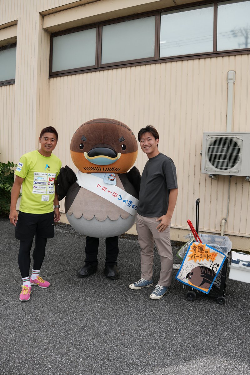 mkazu8's tweet photo. 2018年清水で開催した500人規模の夢授業。

当時、高校3年生で参加してくれていた辻出悠斗くん‼️

夢授業をきっかけに自分も発信しなきゃと行動を起こし、エスパルスの僕のユニフォームを着て、アフリカのガーナへ👀🇬🇭⚽️

ヴィアベンテン滋賀の立ち上げにも大きく力を貸してくれた創業メンバーの一人😀

先日のシルバーウィークには滋賀県に数日間滞在し、イベントのサポートや野洲のおっさんの活動にも同行してくれました！

高校3年生のときに夢授業で出会った彼が、夢を持って世界へ飛び出し、現在もこうして繋がっていることが嬉しい！！

まさに夢は人をつなぐ。

今週も草津市で大嶋啓介さんとのコラボ講演会に参加するとのことで(笑)

滋賀県でお待ちしております✨

辻出くん、いつもありがとう！！