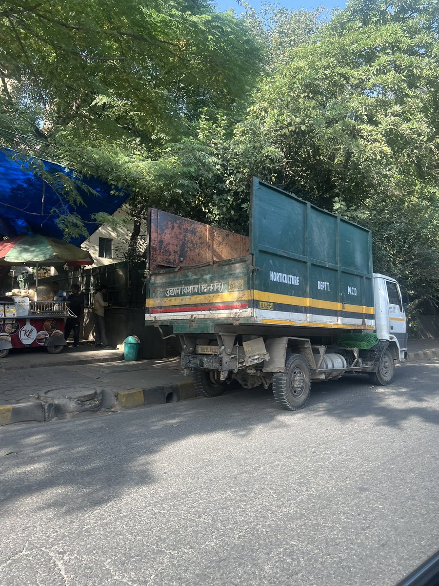 nehagj7's tweet photo. Major jam Munirka flyover due to carelessly parked vehicles. This is not a parking spot. The people have to be heavily fined. There is no concrete step being taken to stop this. Everyday I post @dtptraffic this stretch took 20 minutes to cross. It’s terrible. Need accountability https://t.co/C85T7ykHWD
