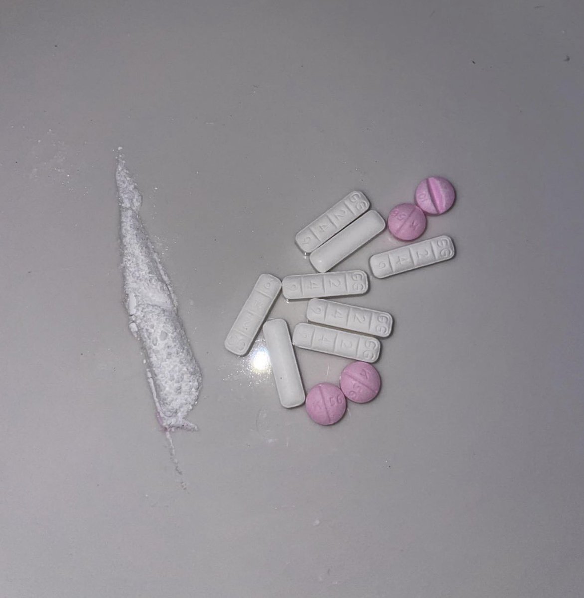 silent_qua's tweet photo. My favorite combo #drugtwt #coketwt #xantwt https://t.co/ZbxlXGPFfo