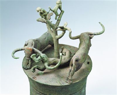 ZUBEI888's tweet photo. As one of the most significant animals in the Dian Kingdom, the ox appears almost everywhere, yet the oxen featured on cowrie-shell containers are particularly distinctive, symbolizing the Dian people's aspirations for a better life. https://t.co/2MEjoYa345
