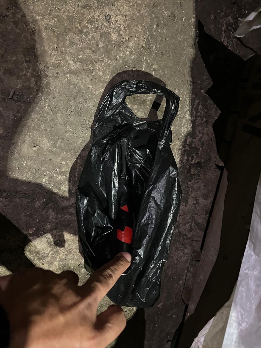 armada_ecuador's tweet photo. PRESUNTO ARTEFACTO EXPLOSIVO FUE LOCALIZADO Y ASEGURADO EN PUERTO BOLÍVAR

#ElOro | Las Fuerzas Armadas, a través de la Armada del Ecuador, con personal del Batallón de Infantería de Marina N.° 22 “Jambelí”, atendieron una alerta ciudadana que permitió localizar un presunto artefacto explosivo en el sector Barrio Amazonas 1, parroquia Puerto Bolívar, cantón Machala.

De acuerdo con la información recibida, una persona no identificada que se movilizaba en una bicicleta habría abandonado un paquete sospechoso en el sector y posteriormente se retiró del lugar.

Ante la alerta, el personal militar se desplegó al área, estableció un perímetro de seguridad y efectuó las verificaciones correspondientes, localizando un objeto envuelto en cinta aislante negra con características compatibles con un artefacto explosivo.

El área permaneció resguardada para prevenir riesgos a la ciudadanía hasta que las autoridades competentes asumieron el procedimiento correspondiente para el manejo del indicio y la respectiva cadena de custodia.

Con estas acciones, las Fuerzas Armadas mantienen operaciones permanentes de control y seguridad en Puerto Bolívar, orientadas a prevenir hechos que puedan poner en riesgo a la población y contribuir al mantenimiento del orden público.

#YoSoyNaval
#SiempreARumbo