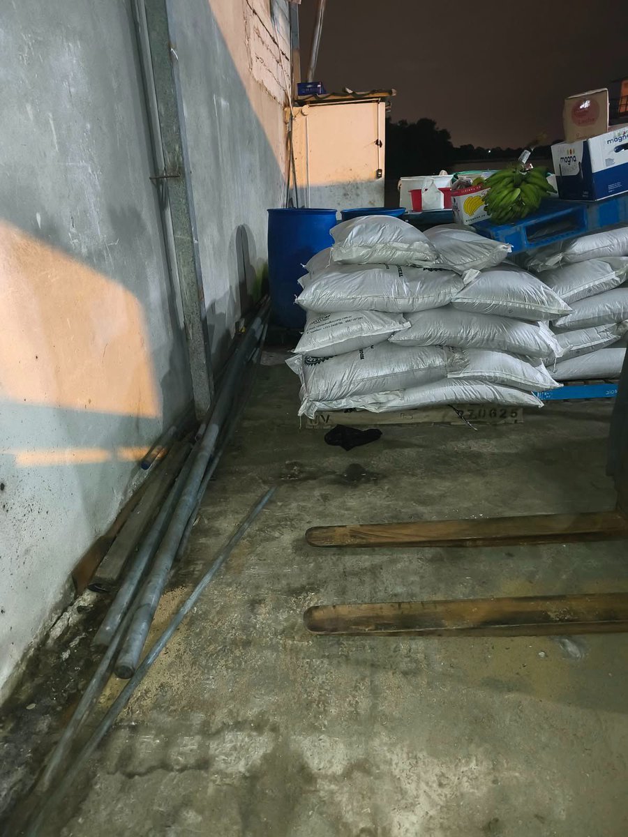 armada_ecuador's tweet photo. PRESUNTO ARTEFACTO EXPLOSIVO FUE LOCALIZADO Y ASEGURADO EN PUERTO BOLÍVAR

#ElOro | Las Fuerzas Armadas, a través de la Armada del Ecuador, con personal del Batallón de Infantería de Marina N.° 22 “Jambelí”, atendieron una alerta ciudadana que permitió localizar un presunto artefacto explosivo en el sector Barrio Amazonas 1, parroquia Puerto Bolívar, cantón Machala.

De acuerdo con la información recibida, una persona no identificada que se movilizaba en una bicicleta habría abandonado un paquete sospechoso en el sector y posteriormente se retiró del lugar.

Ante la alerta, el personal militar se desplegó al área, estableció un perímetro de seguridad y efectuó las verificaciones correspondientes, localizando un objeto envuelto en cinta aislante negra con características compatibles con un artefacto explosivo.

El área permaneció resguardada para prevenir riesgos a la ciudadanía hasta que las autoridades competentes asumieron el procedimiento correspondiente para el manejo del indicio y la respectiva cadena de custodia.

Con estas acciones, las Fuerzas Armadas mantienen operaciones permanentes de control y seguridad en Puerto Bolívar, orientadas a prevenir hechos que puedan poner en riesgo a la población y contribuir al mantenimiento del orden público.

#YoSoyNaval
#SiempreARumbo