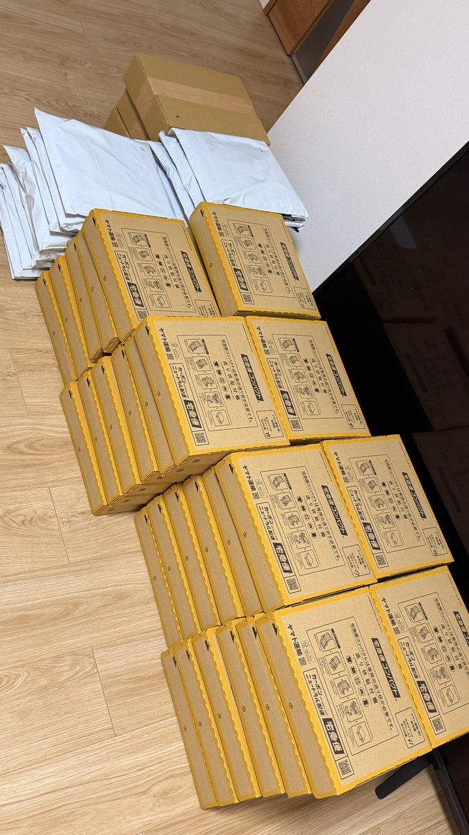 matchan_da_yo's tweet photo. 100点越えの商品を梱包し71個口への梱包を昨日1日で終えました笑

皆さんこれから発送しに営業所行ってくるので楽しみにしててください🔥

※Tシャツ購入者の方は糊がや��残ってるように見えたから洗濯してから���うのがオススメです！ https://t.co/HyflaWSZzc