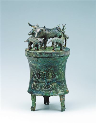 ZUBEI888's tweet photo. 贮贝器是滇国用来贮藏海贝的青铜容器，类似于今天儿童的“攒钱罐”，其中贮藏的海贝是来自异域的珍品，在特定的社会环境中充当了滇国的“特殊等价物”，起着货币作用。贮贝器上最常见的装饰图像就是牛。 https://t.co/JRuguZhfXH