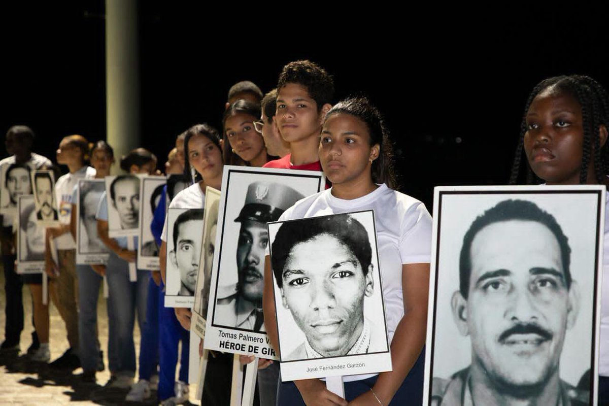 bjm_arte's tweet photo. #BjmPresente en la vigilia homenaje a las víctimas del terrorismo de estado. #CubaNoOlvida https://t.co/10zAdgDKrQ