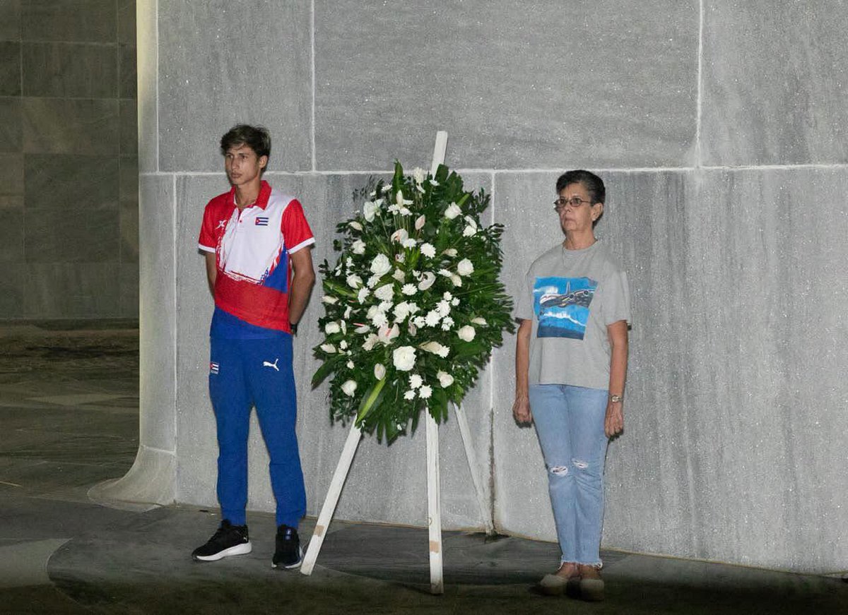 bjm_arte's tweet photo. #BjmPresente en la vigilia homenaje a las víctimas del terrorismo de estado. #CubaNoOlvida https://t.co/10zAdgDKrQ