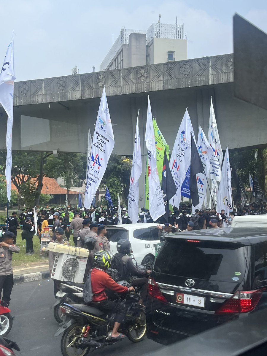hyeongjcn's tweet photo. @koridor9daily min kata pramusapa ga layanin semanggi-gerbang pemuda karna ada aksi buruh di dpr, buruhnya bakal longmarch dari semanggi https://t.co/DIOlVPkNUA