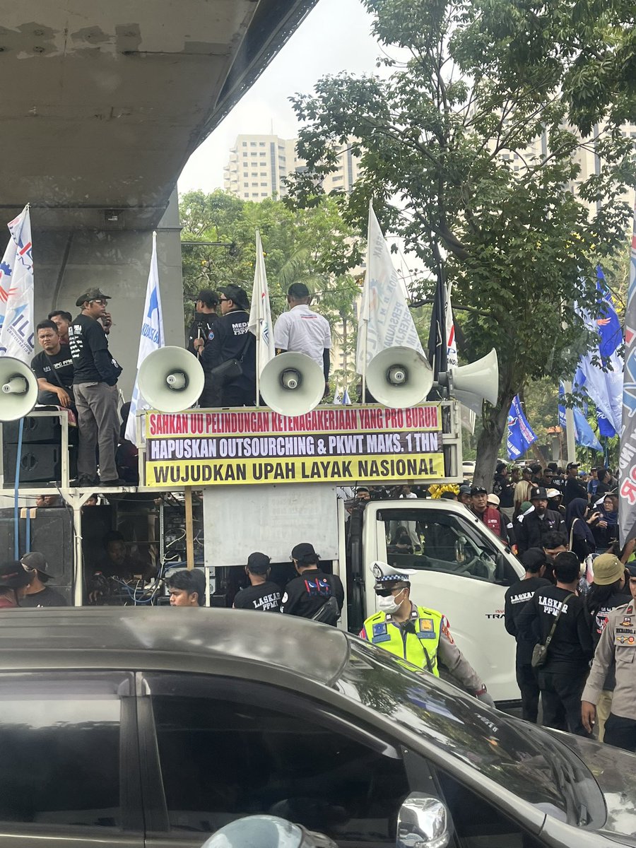 hyeongjcn's tweet photo. @koridor9daily min kata pramusapa ga layanin semanggi-gerbang pemuda karna ada aksi buruh di dpr, buruhnya bakal longmarch dari semanggi https://t.co/DIOlVPkNUA