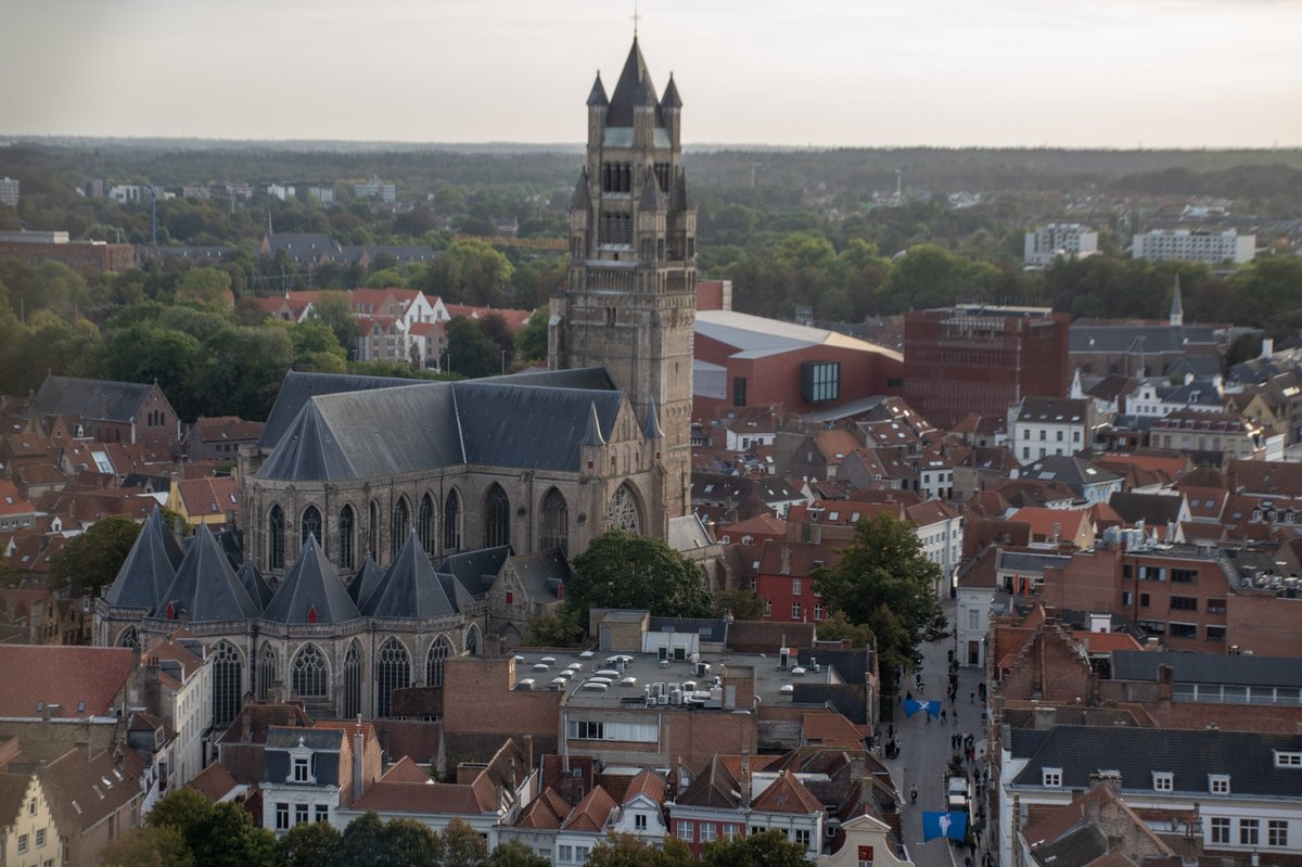 tanke67's tweet photo. El esfuerzo de subir los 366 escalones del Campanario de Brujas vale totalmente la pena por esta vista. A nuestros pies, la imponente Catedral de San Salvador dominando un mar infinito de tejados medievales. #Brujas #Brugge #Flandes #EuroTrip https://t.co/2ybcenU9o4