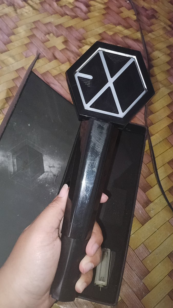 pageofjoanne's tweet photo. Wts lightstick #exo ver1, aku open harga di 170 inc all ( nego santai sampai deal ) ada minus sesuai pict, masih bisa nyala, masih sering aku bawa noraeb. Dom jateng, prefer split pay,  bisa langsung co &amp; kirim hari ini https://t.co/noVuGur2EB