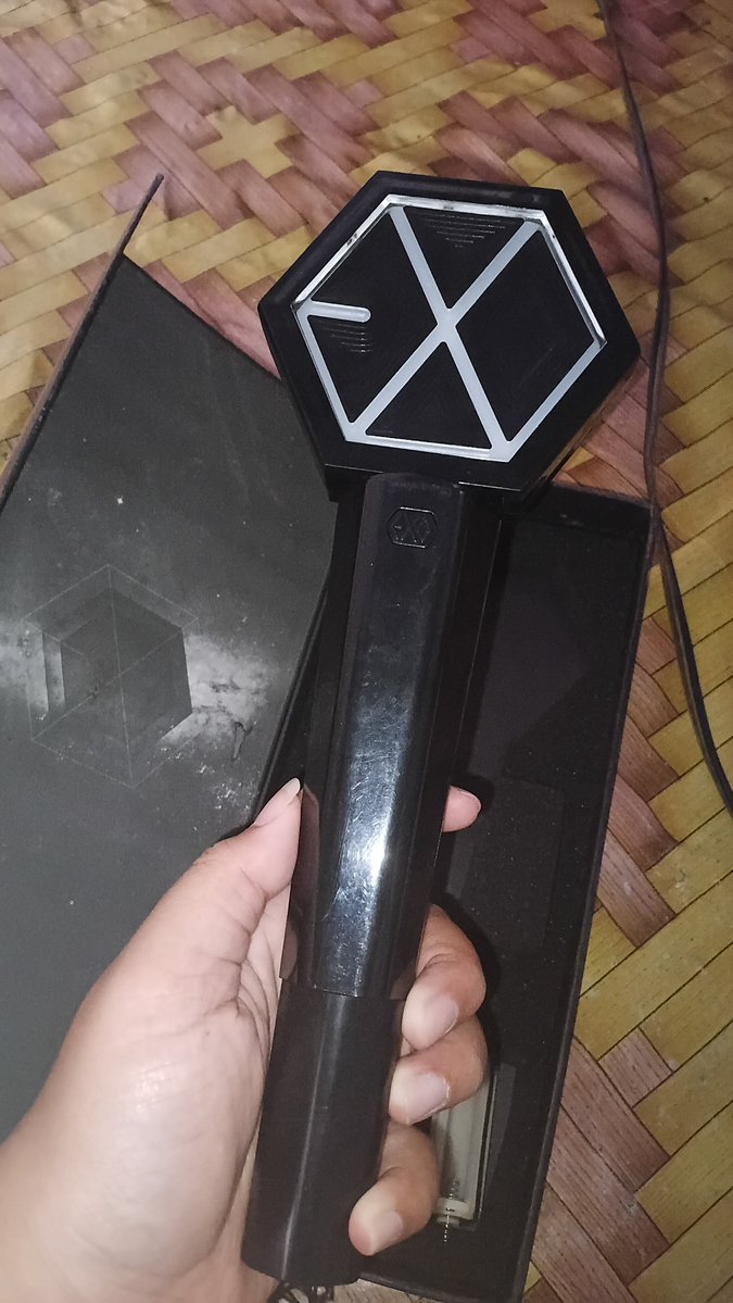 pageofjoanne's tweet photo. Wts lightstick #exo ver1, aku open harga di 170 inc all ( nego santai sampai deal ) ada minus sesuai pict, masih bisa nyala, masih sering aku bawa noraeb. Dom jateng, prefer split pay,  bisa langsung co &amp; kirim hari ini https://t.co/noVuGur2EB