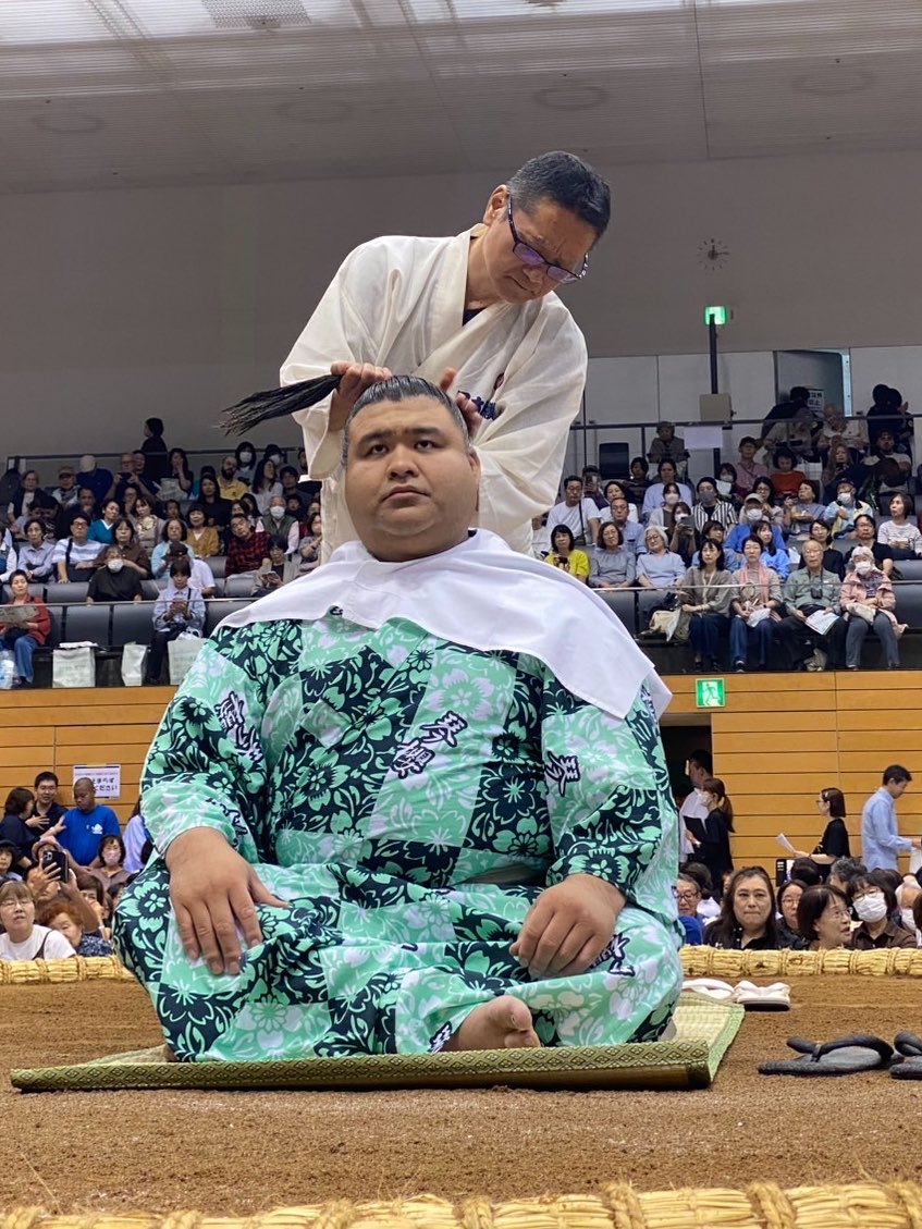 sumokyokai's tweet photo. ＜秋巡業 #つくば場所 ＞
髪結い実演。
田子ノ浦部屋の髙安
阿武松部屋の床貴

#sumo #相撲 https://t.co/gxHpaCdz9r