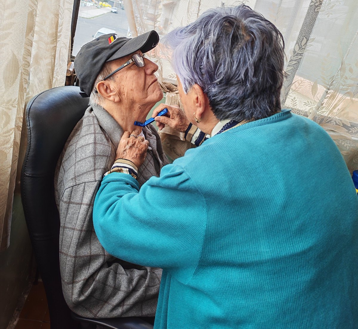 mjijonp's tweet photo. #FotodelDia Amor en tiempos de IA
Ninguno de los dos saben manejar la Inteligencia Artificial si acaso la emocional esa que los tiene juntos. Ella termina de rasurarlo, él sabe que cuenta, más que nunca, con la joven profesora de quien se enamoró. Mis padres los honro y amo❤️ https://t.co/zZ1z3dE0Gv