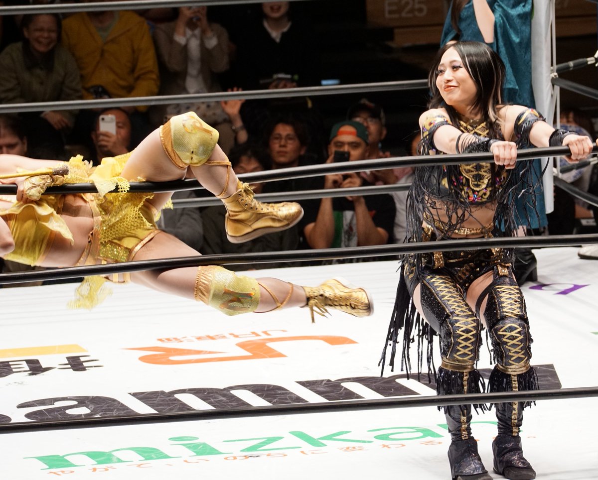 tosi0903's tweet photo. 後楽園 2026/09/29

​悪魔のフェニックス

入場ポーズを決めるナツポイを
たたき落とす沙弥様
高笑いが止まらない

#上谷沙弥 
#STARDOM https://t.co/WZUXq5swhi