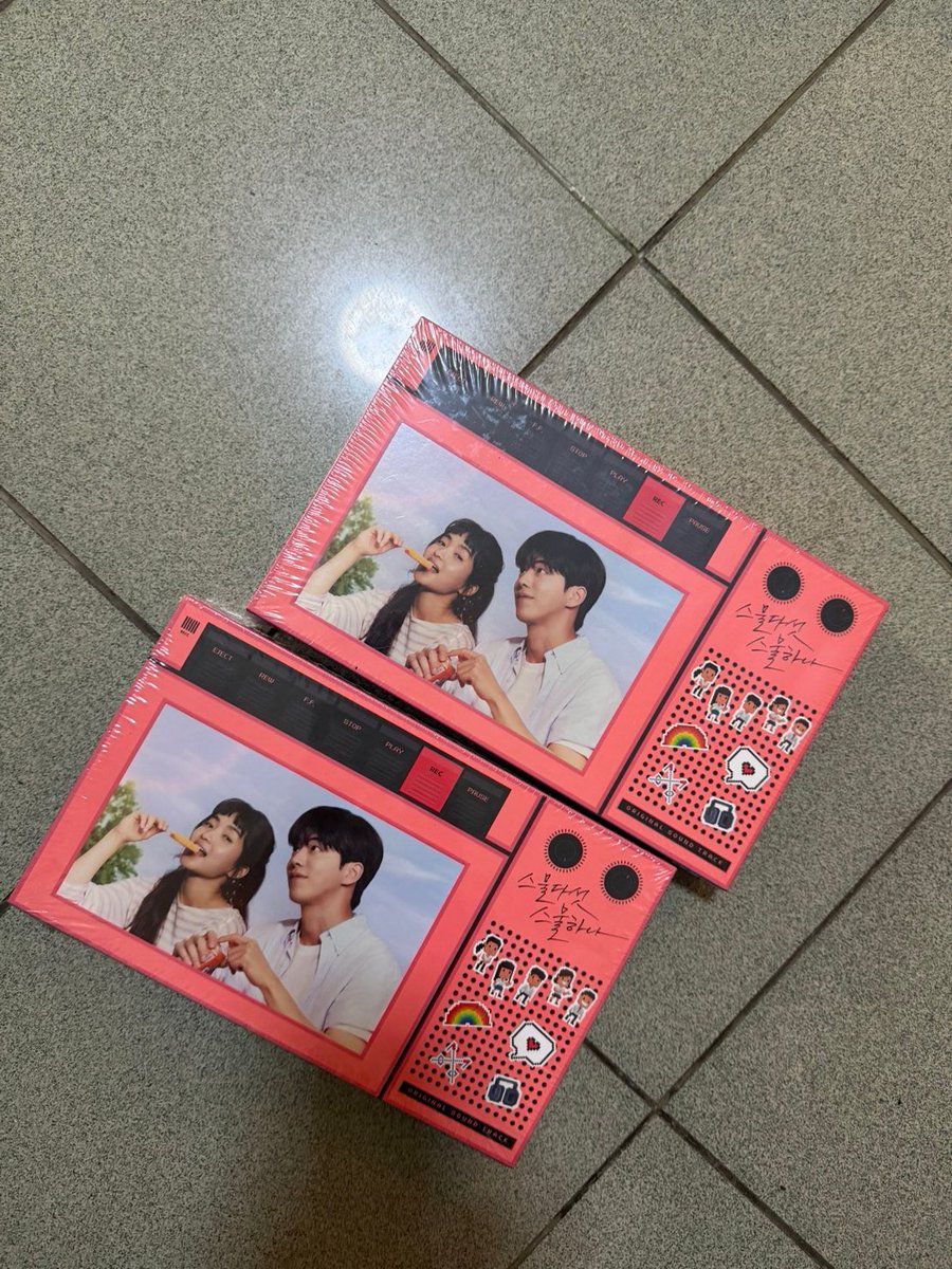 shopshopnumber1's tweet photo. พร้อมส่ง OST Twenty Five Twenty One 2521 OST. Album

อัลบั้ม
PHOTOBOOK 72p
2CD
SIGNED POLAROID
OCEAN TRAVEL PICTURE
STICKER PHOTO + DECO STICKER:

#TwentyFiveTwentyOne #ตลาดนัดost #ตลาดนัดซีรีย์ #คิมเเทรี #นัมจูฮยอก #ส่งต่อ #ตลาดนัดwjsn #ซีรีส์เกาหลี #ตลาดนัดซีรีส์เกาหลี https://t.co/1MKIsJswqY
