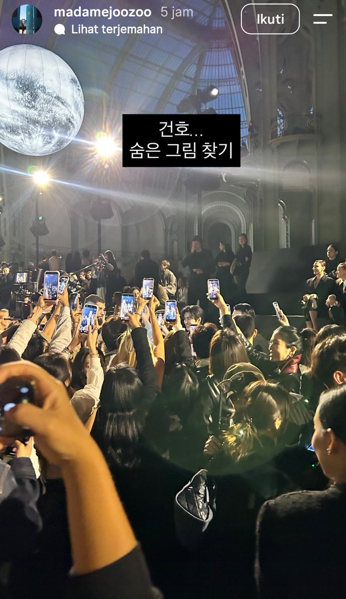 keonholicina's tweet photo. 📸 | 061026 PFW Update

Keonho beberapa kali diunggah melalui Instagram Story oleh PR Director CHANEL Korea, bahkan kembali disorot saat acara CHANEL SS27 dengan tulisan “건호… 숨은 그림 찾기” yang berarti “Keonho… cari gambar yang tersembunyi.”

Menariknya, PR Director CHANEL Korea tersebut diketahui hanya mengikuti dua grup K-Pop, yaitu CORTIS dan ILLIT, serta para ambassador resmi CHANEL dari Korea.

Bangga banget melihat Keonho terus mendapatkan perhatian dan apresiasi seperti ini. So proud of you, our 5th Gen It Boy 🩵

KEONHO AT CHANEL PFW 

#KEONHOxCHANELSS27
#CHANELSpringSummer
#KEONHO #건호 @CHANEL
