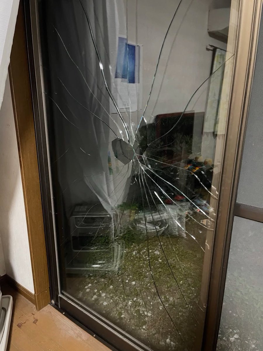 N3umu's tweet photo. 近所の子供が野球をしてたようでこれ…
以前から危ないとは思ってたが、ちゃんと注意するべきだった…
親を呼んできてって言って何時間経ったことやら…あいつら飛んだな https://t.co/mdLwCjS9k1