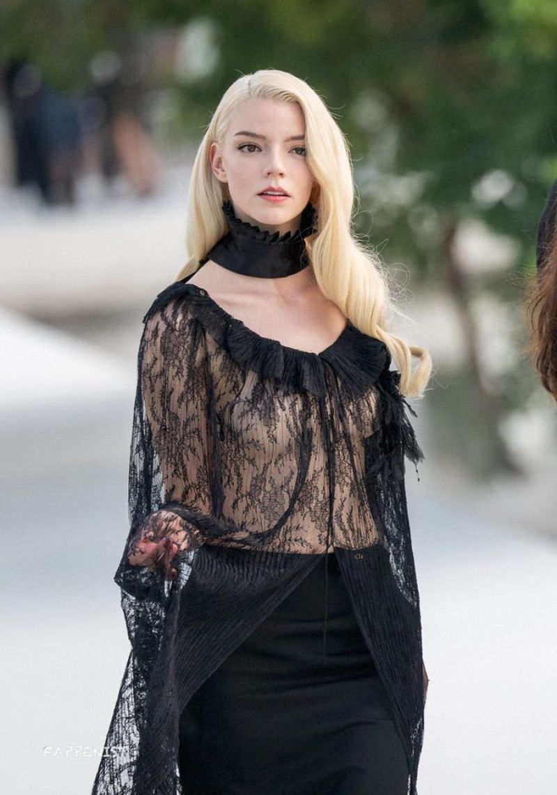 Goonr4fun's tweet photo. Anya Taylor Joy in see-through dress

#goon #nsfw https://t.co/L83Lonx2ah