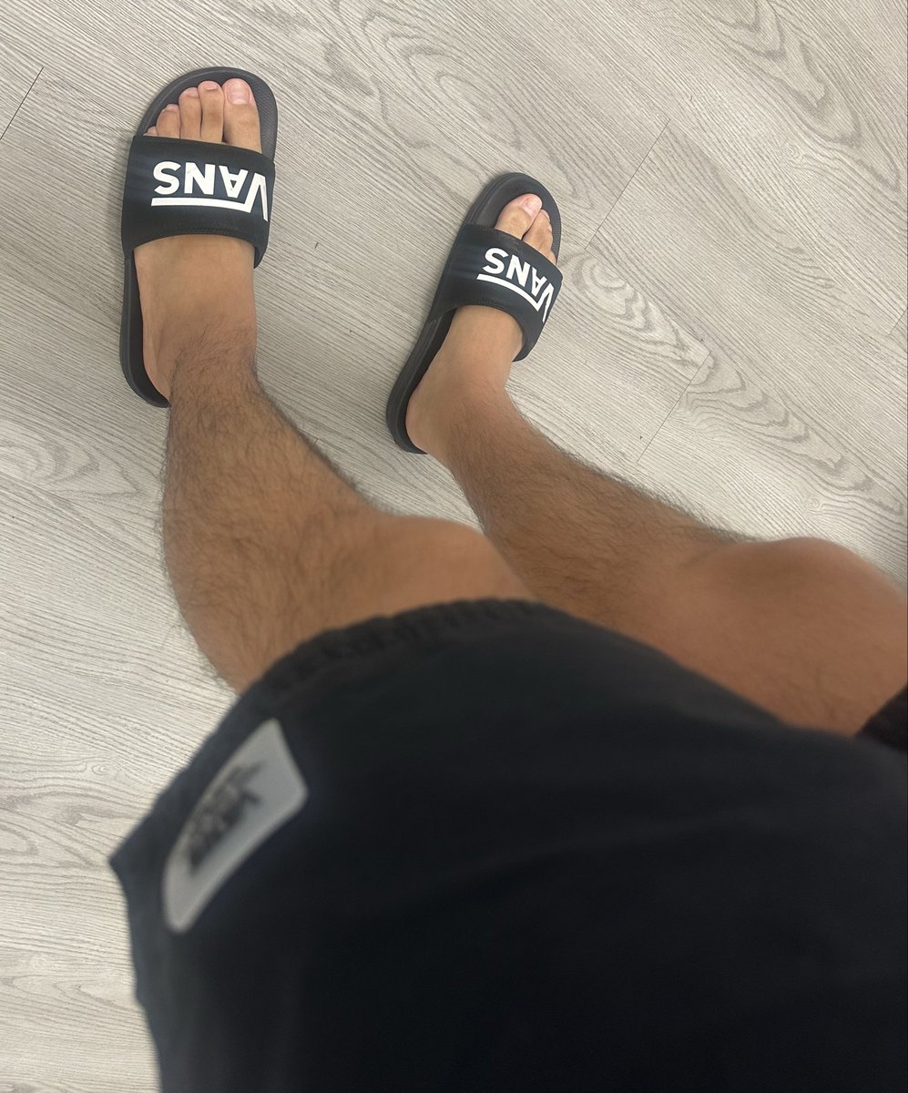 SoCalGuy365's tweet photo. Hot day in SoCal today 🥵
Decided to use my lunch and get a pedicure…been running more and it was long overdue
#malefeet #feet #feetworshi̇p #slides #barefeet #soles https://t.co/mfMPWyRFde
