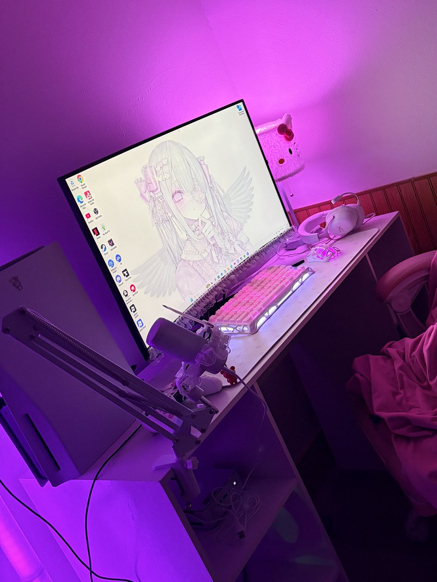 o_omiffy's tweet photo. algún día seré buena en cable management:c https://t.co/oeaXMmTJJ5