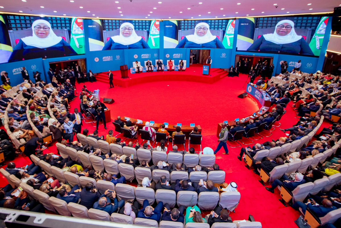 kigogo2014's tweet photo. MKUTANO WA IPU NI KIELELEZO CHA AMANI NA UTULIVU ULIOPO TANZANIA

JANA tumeshuhudia mkutano mkubwa  sana wa 153 mabunge duniani ukizinduliwa na Mhe Dokta Rais Samia pia Waziri Mkuu Dokta Mwigulu kwa nyakati tofauti.

MKUTANO huu umeleta pamoja mamia ya wajumbe kutoka dunia nzima kwa ajili ya siku 4-5 kuhudhuria mkutano huu muhimu sana na uliosheheni watu kutoka mataifa mbalimbali.

NIMEJIULIZA maswali mengi sana ya msingi kuhusu mkutano huu kufanyika Tanzania ikiwemo Je? Kama Tanzania kungekuwa hakuna amani na utulivu huu mkutano ungefanyika? Kama Tanzania ingekuwa inatazamwa vile wanaharakati wanaitazama Tanzania huu mkutano ungefanyika kweli? 

Sektretarieti ya IPU ilikuwa na options nyingi sana za kuhamisha mkutano huu kama Tanzania ingekuwa siyo nchi yenye amani. Kulikuwa na uwezekano wa kupeleka mkutano huu kweingineko duniani lakini kwa kuwa walijiridhisha na hali ya Tanzania na uimara wa serikali hii wakaamua mkutano huu uendelee kufanyika Tanzania pamoja na porojo za wanaharakati huku na kule.

NILISIKIA wendawazimu hawa wanaojiita wanaharakati wakipayuka payuka kuwa wanataka kufanya maandamano wakati wa mkutano wa IPU huko Arusha . Nataka kujua wamefikia wapi na maandalizi ya maandamano yao! Au walishaandamana mimi ndiyo sijui kama waliandamana yaani.

KUFANYIKA kwa mkutano huu ni kielelezo kuwa Tanzania i kubwa kuliko harakati uchwara zinazofanywa na watu waliolaaniwa na kukosa muelekeo wa maisha yao kama akina Maria wanaotaka kila siku Tanzania iwe kwenye shida na matatizo.

WAMEHANGAIKA sana kuichafua Tanzania huko duniani. Wamehangaika sana kuhakikisha Tanzania inapakazwa tope kwelikweli na inachafuka lakini badala yake sasa ndiyo imekuwa kinyume na Tanzania inang'aa kwelikweli..

NAWAKUMBUSHA tu kuwa hakuna maandamano mtakuja kufanya tena kwenye nchi hii yakafanyika! Kama mnabisha niambieni yale makelele yenu ya kuwa mnaandamano kuzuia mkutanao wa IPU yameishia wapi au mtaandamana siku mkutano ukiwa umeisha?

#KigogoMediaUpdates