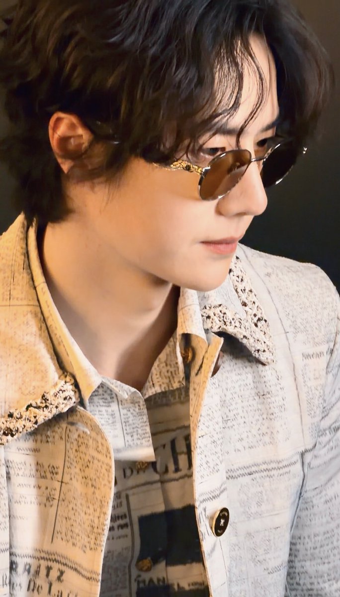 winters__rain's tweet photo. ละดูอี้ป๋อทำ เหมือนคนละคนแต่คนเดียวกันมาก หน้านิ่งคือแด๊ดดี้กร้าวใจ หน้ายิ้มคือเจ้าต้าวคนน่ารักก 

#WangYiboPFWSS27xCHANEL
#PFW #CHANELSpringSummer 
#ParisFashionWeek #CHANELShow https://t.co/RY047LPaaX