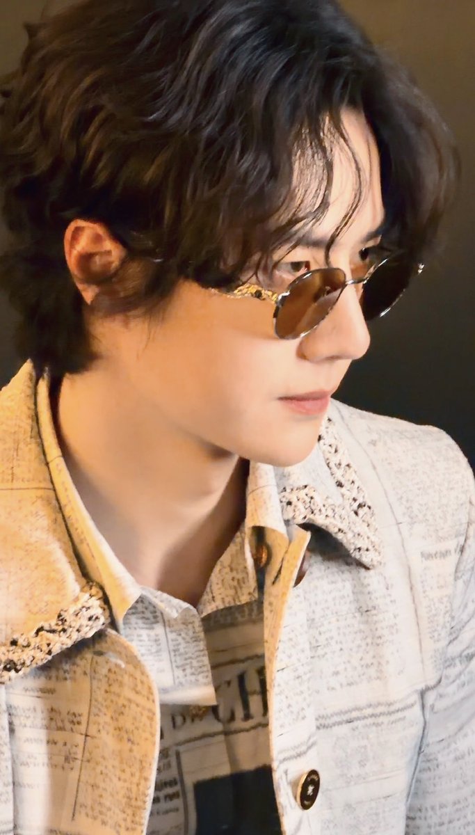 winters__rain's tweet photo. ละดูอี้ป๋อทำ เหมือนคนละคนแต่คนเดียวกันมาก หน้านิ่งคือแด๊ดดี้กร้าวใจ หน้ายิ้มคือเจ้าต้าวคนน่ารักก 

#WangYiboPFWSS27xCHANEL
#PFW #CHANELSpringSummer 
#ParisFashionWeek #CHANELShow https://t.co/RY047LPaaX
