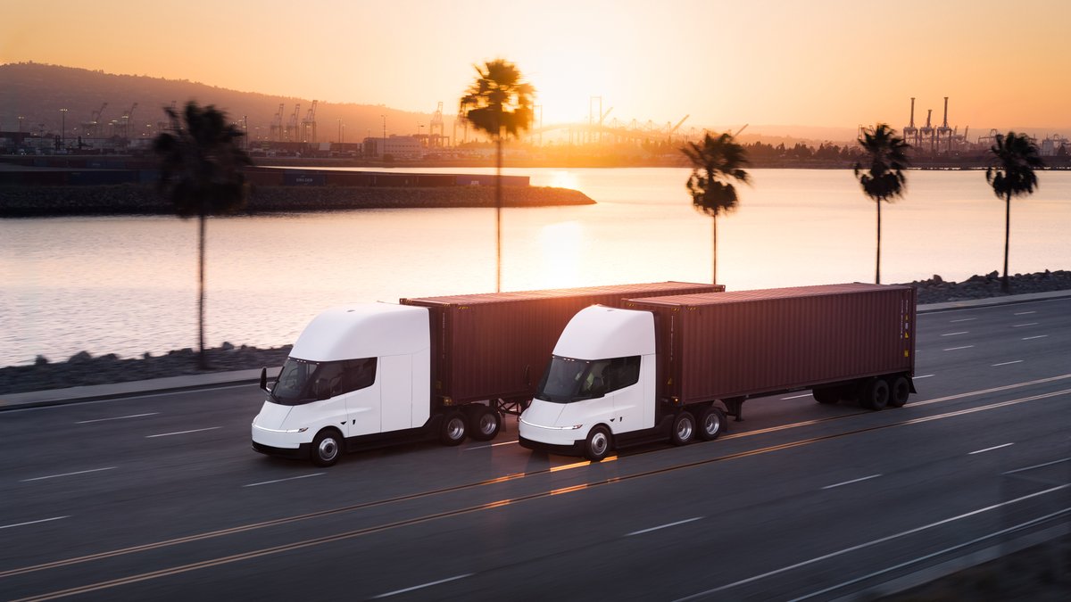 SawyerMerritt's tweet photo. One million-mile trucker @adamlwingfield in new interview after going to the Tesla Semi launch event a couple weeks ago:

“The trucking industry has adopted technology so much slower. As we toured the @Tesla Semi factory, I’m just like, wow, this doesn’t feel like trucking. It feels like transportation innovation. I’ve been in this industry a long time. I am an old-school industry veteran. You can’t tell me nothing about trucking that I don’t know. But walking away (from the event), I was like, "This industry is going to be changed."

Adam's full 1+ hour interview with Motortrend: https://t.co/Kn7tdlPlva